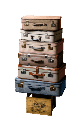 6 aufeinandergestapelte Requisiten-Koffer im Vintage-Style