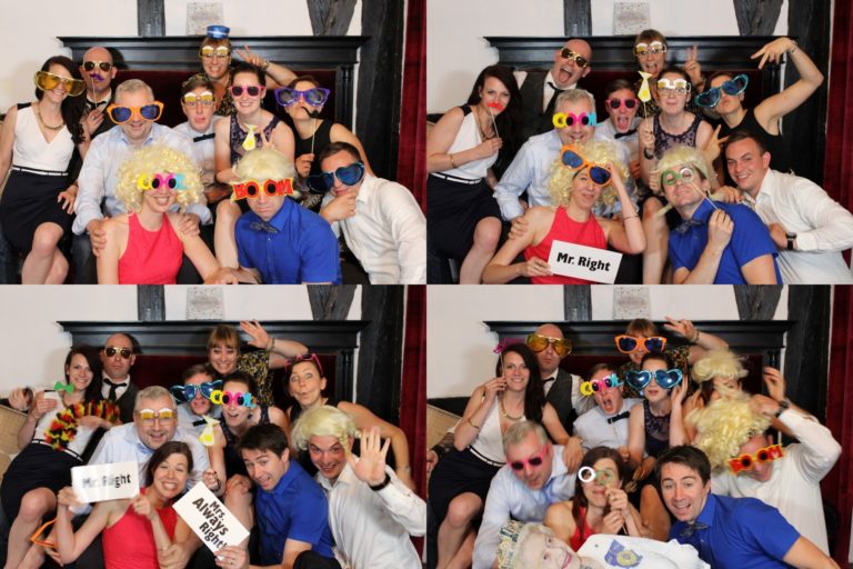 Eine 4er Foto-Collage einer Gruppe von Freunden tragen lustige Requisiten und posieren vor einer Kiss the box Fotobox auf einer Hochzeit